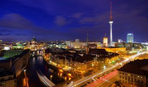 Beleuchtete Straßen und Wohnungen in Berlin bei Dämmerung.