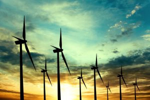 Windräder im Sonnenuntergang Windkraft