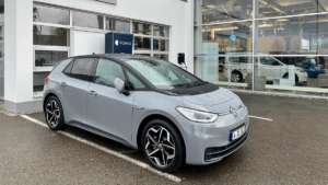 Der Elektro-VW id.3 lädt beim Autohaus Volkswagen in Augsburg.