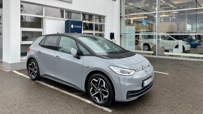VW-Aktien auf Höhenflug dank Elektro-Strategie Der Elektro-VW id.3 lädt beim Autohaus Volkswagen in Augsburg.