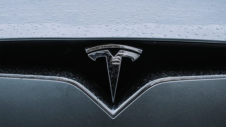 Anlagefirma Ark sieht Tesla-Aktie bei 3000 Dollar Tesla-Logo