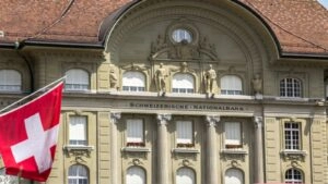 Schweiz erhöht Leitzins, Bank of England legt nach