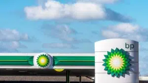 Zurückhaltung bei Investitionen: Ölkonzerne geben Rekordgewinne an Aktionäre weiter