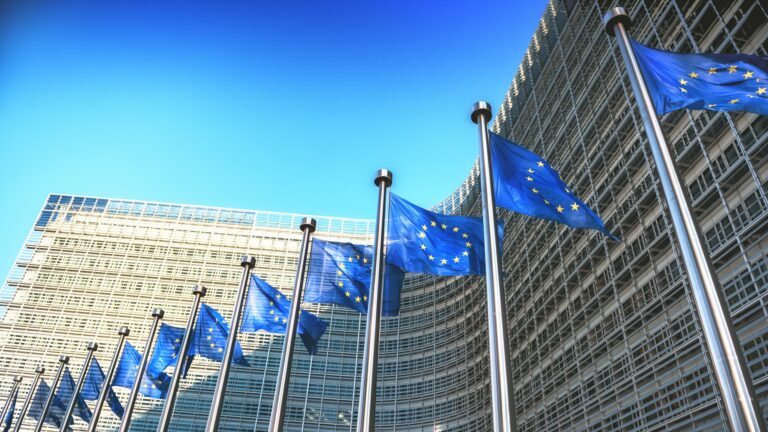 Ergänzung der EU-Transparenzverordnung – AfW und VOTUM bieten aktualisierte Formulierungshilfen für Vermittler