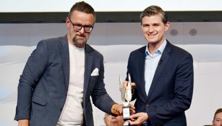 Verleger Julien Backhaus erhält Preis der Deutschen Edelmetall-Gesellschaft