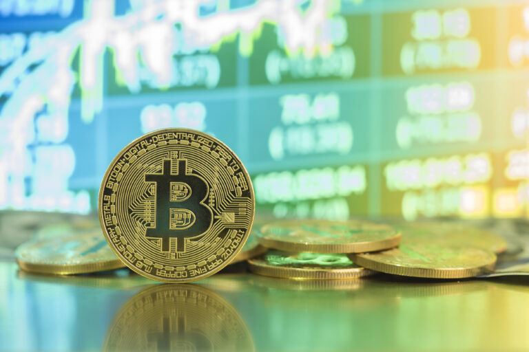 Bitcoin überschreitet erstmals 124.000 US-Dollar – Digitales Gold im Höhenflug Bitcoin mit Charthintergrund