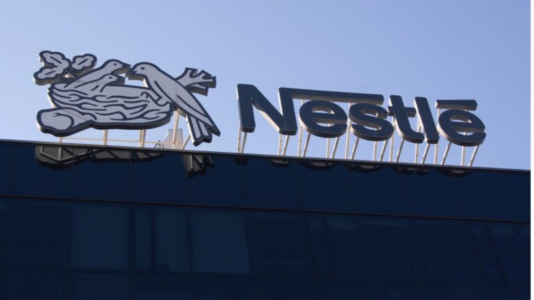 Nestlé unter Druck: Führungswechsel, Strategieprüfungen – Aktie bleibt schwach