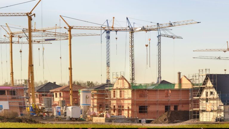Mehr Baugenehmigungen – Wohnungsmarkt bleibt unter Druck