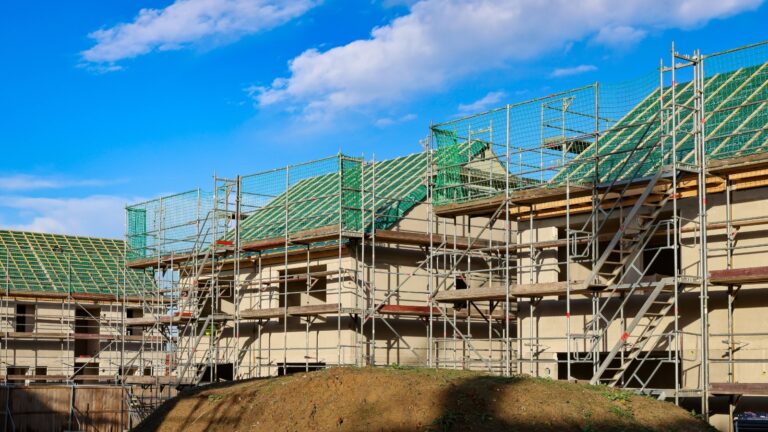 Positiver Trend bei Baugenehmigungen hält an – Bedarf bleibt jedoch hoch