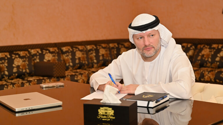 Bitcoin-Mining als moderner Sachwert – warum institutionelle Strukturen entscheidend sind Frank Hesiter am Schreibtisch