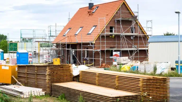 Krieg treibt Bauzinsen nach oben: Geopolitische Risiken schlagen direkt auf Immobilienfinanzierung durch