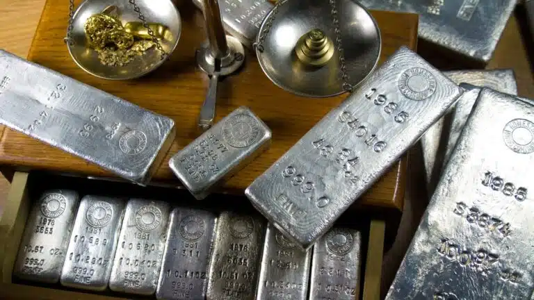 Silber fällt – Starker US-Dollar und steigende Zinsen bremsen Edelmetall