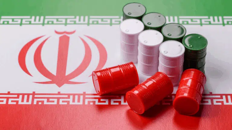 Iranische Flagge mit Ölfässern